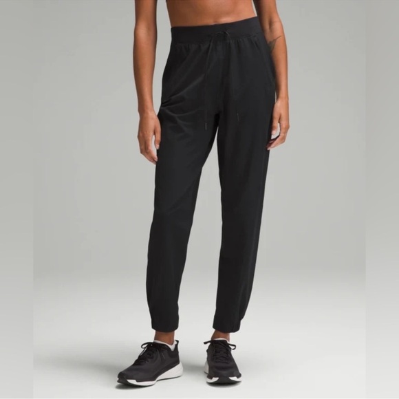 lululemon athletica Pants - Lululemon License to Train High-Rise Pant Joggers Black Size 4 NWT